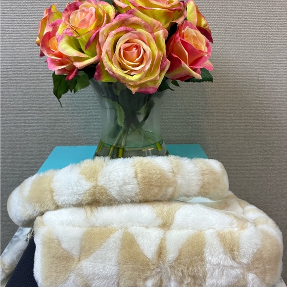 NWT Authentic Prada Re-Edition Beige White Shearling Shoulder Bag - Retail $4000 - Picture 7 of 14